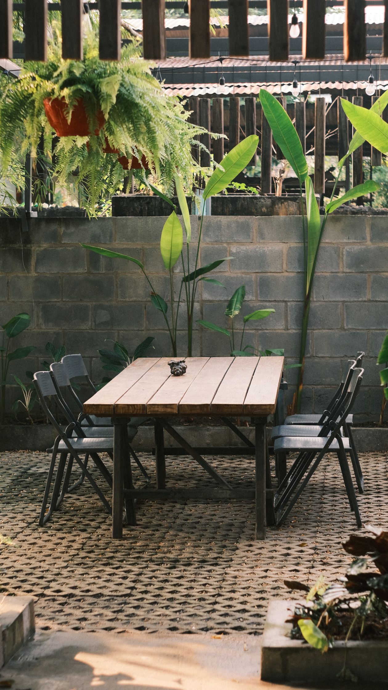 Planted patio courtyard with stone and timber