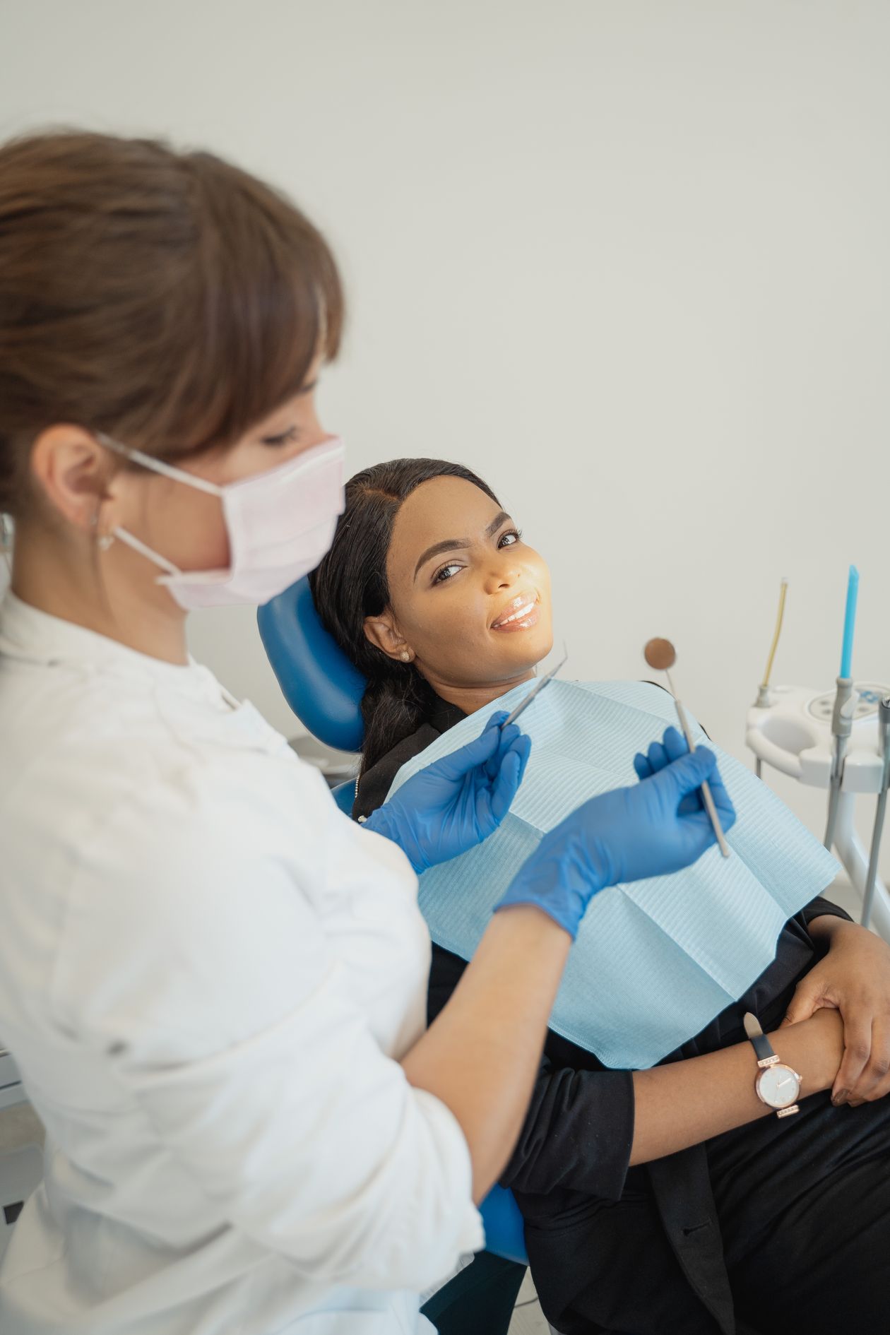 Dentist consulting with a patient in a bright modern clinic (illustrative photo)