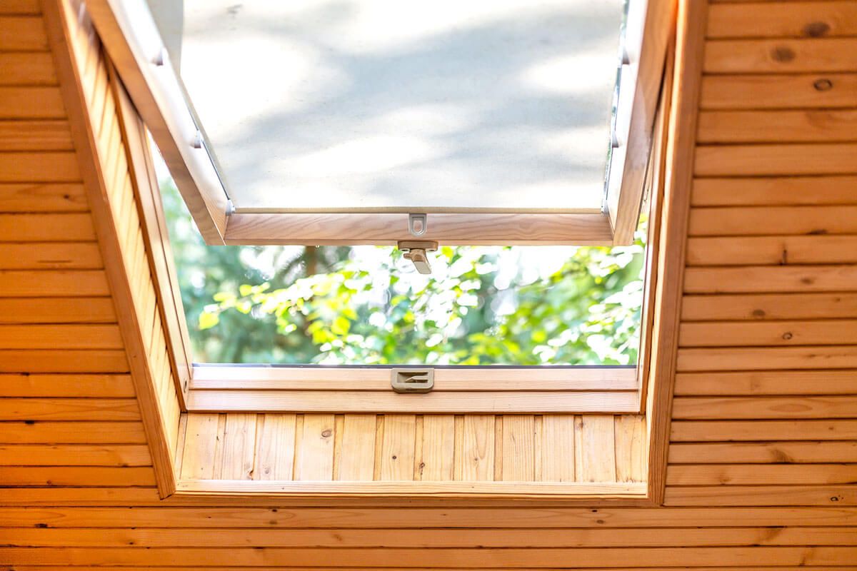 Roof window bringing in daylight