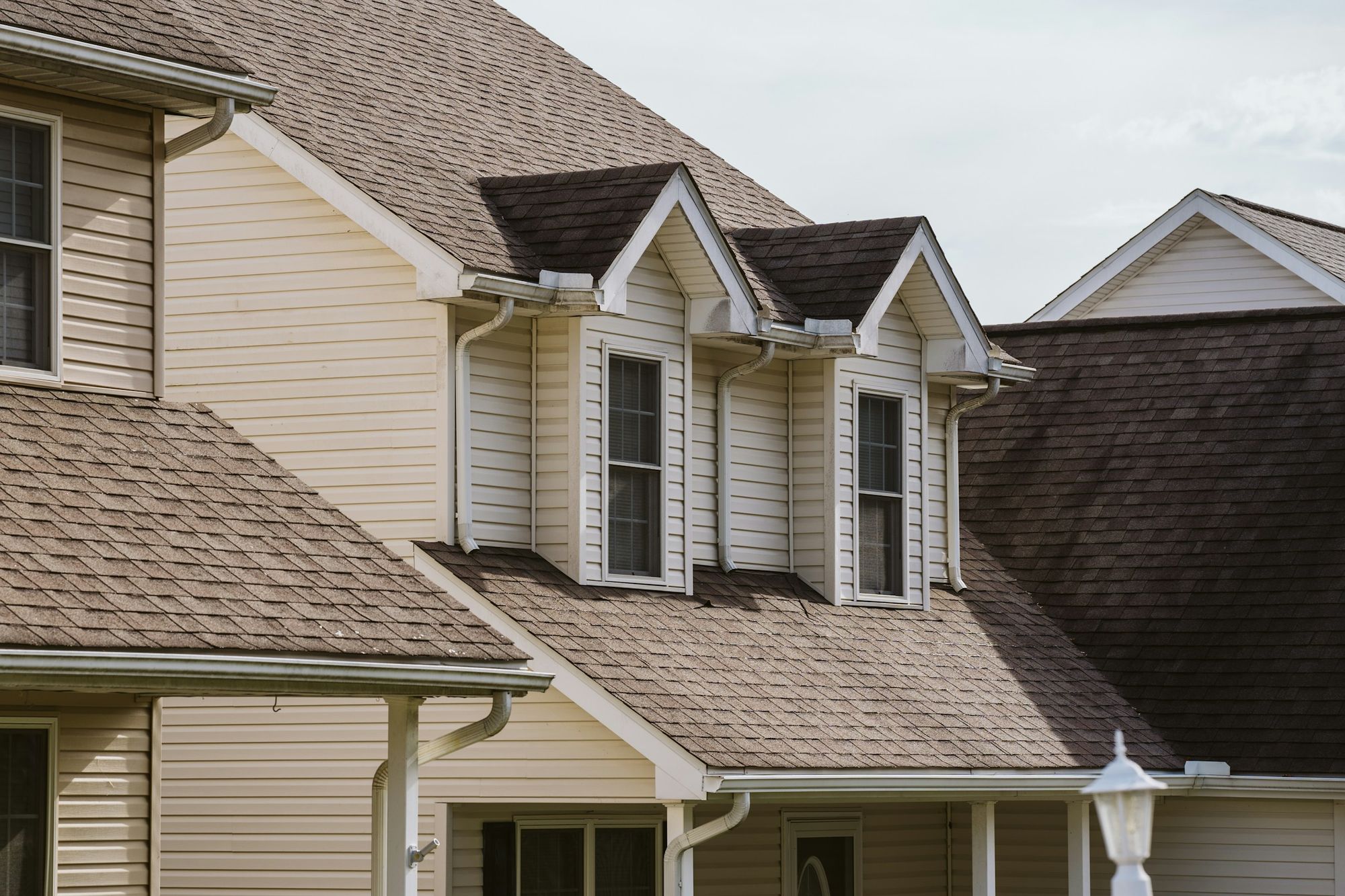 Asphalt shingle roofs on Montréal homes