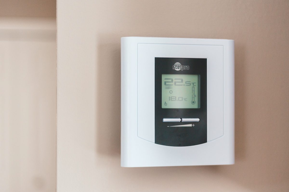 Room thermostat showing 22.5 degrees