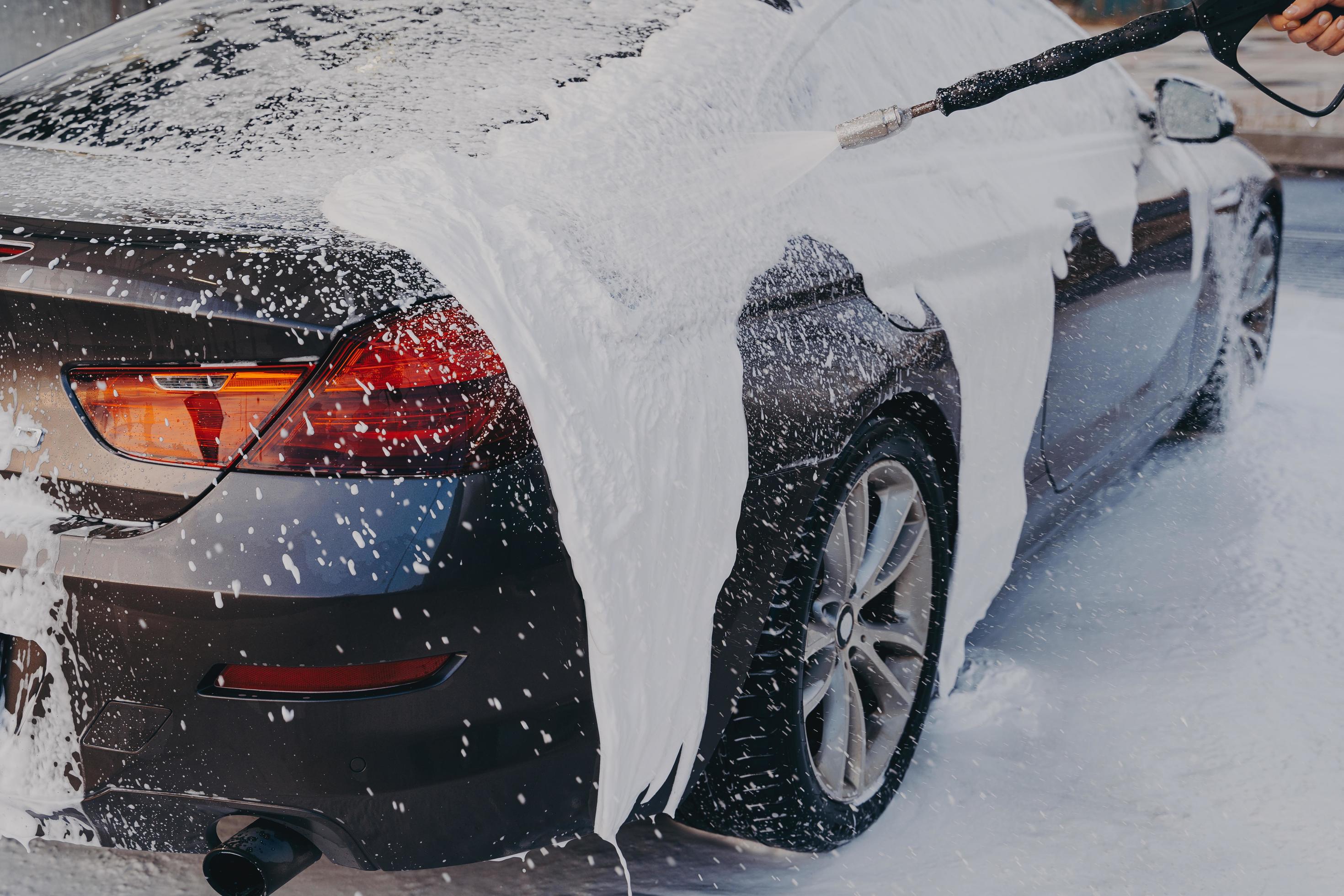 Thick foam covering a vehicle during the wash stage